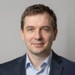 Профессиональный портрет уверенного российского бизнесмена на размытом нейтральном фоне в студийном освещении